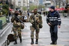 Binh sỹ và cảnh sát Bỉ tuần tra trên đường phố trung tâm thủ đô Brussels ngày 22/11/2015. (Nguồn: THX/TTXVN)