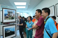 Triển lãm Việt Nam hướng nhìn từ biển đảo. (Ảnh: Nguyễn Hồng Tâm/TTXVN)