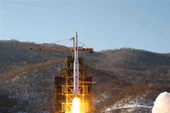 Tên lửa Unha-3 của Triều Tiên rời bệ phóng Sohae ở bãi thử tên lửa Dongchang-ri, ngày 12/12/2012. (Nguồn: Yonhap/TTXVN) 