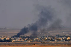 Khói bốc lên từ thành phố Ras al-Ain của Syria sau cuộc tấn công của quân đội Thổ Nhĩ Kỳ ngày 10/10/2019. (Nguồn: THX/ TTXVN) 