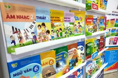Sách giáo khoa lớp 2 và lớp 6 mới của Nhà xuất bản Giáo dục Việt Nam. (Ảnh: PV)