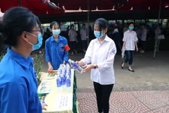 Thí sinh được hỗ trợ chu đáo tại Hội đồng thi Bắc Giang. (Ảnh: Sở GDĐT Bắc Giang)