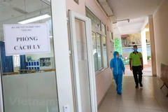 Diễn tập tình huống thí sinh có thân nhiệt cao được đưa vào khu vực riêng. (Ảnh: Minh Sơn/Vietnam+)