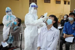 Thí sinh được lấy mẫu xét nghiệm COVID-19 trước khi thi. (Ảnh: TTXVN)