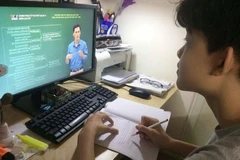 Học sinh học trực tuyến phòng dịch COVID-19. (Ảnh: TTXVN)