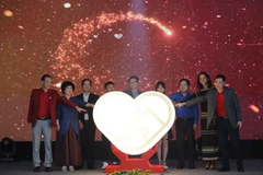 Phó Thủ tướng Vũ Đức Đam cùng các đơn vị tổ chức chương trình, đại diện nhà tài trợ cùng thực hiện nghi lễ phát động chương trình. (Ảnh: Thanh Tùng/TTXVN)