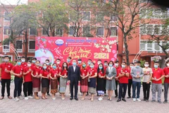 Lãnh đạo Đại học Thủy lợi chúc Tết, tặng quà và lì xì cho các sinh viên quốc tế ở lại trường. (Ảnh: PV)