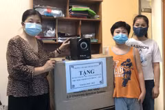 Trường Tiểu học Thành Công B trao tặng máy tính cho học sinh. (Ảnh: Nhà trường cung cấp)