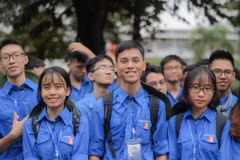 Đỗ Đức Thắng (đứng giữa, hàng trên) và các sinh viên tình nguyện của Đại học Bách khoa Hà Nội. (Ảnh: PV)