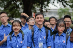 Đỗ Đức Thắng (đứng giữa, hàng trên) và các sinh viên tình nguyện của Đại học Bách khoa Hà Nội. (Ảnh: PV)