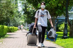 Sinh viên FPT thu dọn đồ đạc dời đi để nhường ký túc xá cho người dân thực hiện cách ly. (Ảnh: V.Anh)