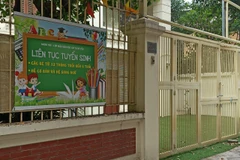 Không thể trụ nổi sau 8 tháng đóng cửa vì dịch bệnh, cơ sở mầm non này đã phải giải thể, trả mặt bằng. Biển chính đã bị gỡ xuống, chỉ còn tấm biển phụ. (Ảnh: Phạm Mai/Vietnam+)