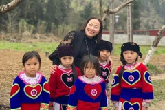 Cô Nguyễn Thị Minh Nhâm chụp ảnh cùng các học sinh. (Ảnh: NVCC)