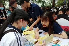 Thí sinh tham gia tư vấn tại chương trình. (Ảnh: Phạm Mai/Vietnam+)