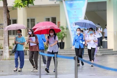 Thí sinh kết thúc môn thi cuối cùng kỳ thi tuyển sinh vào lớp hệ không chuyên của Hà Nội. (Ảnh: Minh Sơn/Vietnam+)