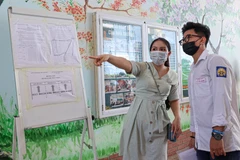 Thí sinh làm thủ tục dự Kỳ thi tốt nghiệp trung học phổ thông đợt 1 tại Hà Nội. (Ảnh: Minh Sơn/Vietnam+)