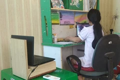 Học sinh Hà Nội thi trực tuyến với sự giám sát của giám thị qua camera. (Ảnh: CTV/Vietnam+)