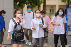 Thí sinh rời trường thi sau buổi thi môn Toán. (Ảnh: Minh Sơn/Vietnam+)