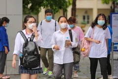 Thí sinh rời trường thi sau buổi thi môn Toán. (Ảnh: Minh Sơn/Vietnam+)