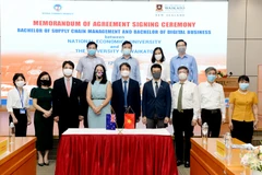 Hai đại học ký kết thỏa thuận hợp tác đào tạo chương trình cử nhân. (Ảnh: PV/Vietnam+)