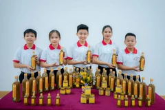 Các học sinh Hà Tĩnh và sản phẩm nước chấm cua đồng. (Ảnh: BTC)