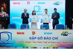 Ban tổ chức trao hỗ trợ cho các công trình, sáng kiến đạt giải của chương trình "Trí thức trẻ vì giáo dục" năm 2020. (Ảnh: Nam Trần)