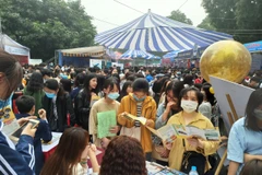 Thí sinh tìm hiểu thông tin về các ngành và trường trong ngày hội tư vấn tuyển sinh năm 2021. (Ảnh: PM/Vietnam+)