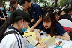Thí sinh tham gia ngày hội tư vấn tuyển sinh để lựa chọn ngành, trường xét tuyển đại học. (Ảnh: Phạm Mai/Vietnam+)