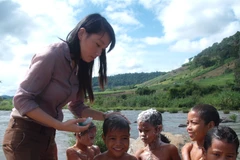 Cô Hoà mang theo xà bông để tranh thủ tắm gội cho học sinh trong giờ ra chơi. (Ảnh: NVCC)