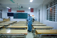 Phun khử khuẩn phòng chống dịch COVID-19 trong trường học. (Ảnh: TTXVN)