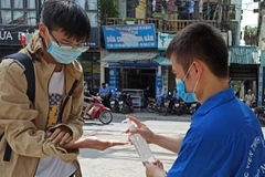 Học sinh rửa tay khử khuẩn trước khi vào trường. (Ảnh minh họa: Phạm Mai/Vietnam+)