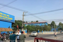 Phong tỏa Trường Đại học Thủ Dầu Một, nơi sinh viên N.T.M.A theo học. (Ảnh: Văn Hướng/TTXVN)