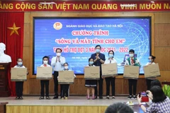 Sở Giáo dục và Đào tạo Hà Nội trao tặng thiết bị hỗ trợ học trực tuyến cho học sinh hoàn cảnh khó khăn. (Ảnh: Sở GD-ĐT Hà Nội)