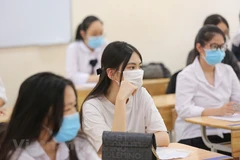 Thí sinh làm thủ tục dự Kỳ thi tốt nghiệp trung học phổ thông đợt 1. (Ảnh: Minh Sơn/Vietnam+)