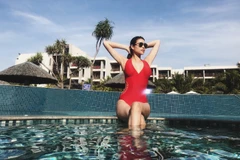 Phạm Hương gợi cảm với bikini một mảnh đỏ rực. (Ảnh: Mr AT)