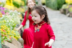 Cadie Mộc Trà thích thú khi được du Xuân cùng mẹ. (Ảnh: Minh Luân)