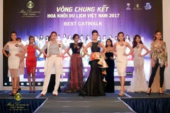 Các thí sinh trình diễn catwalk với trang phục tự chọn. (Ảnh: BTC)