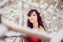 Kavie Trần diện váy ren trong tuyết rơi âm 7 độ C. (Ảnh: Truc Tram)