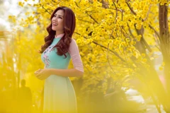 Nguyễn Thị Loan dưới sắc mai vàng rực rỡ. (Ảnh: Chanh Nguyễn)