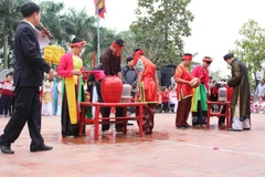 Bắt chạch là phần thi đòi hỏi sự nhanh nhạy của người chơi. Sẽ có một người giả gái để ngăn cản người chơi bắt chạch.