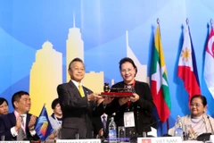 Chủ tịch Quốc hội Nguyễn Thị Kim Ngân nhận búa đảm nhận chức Chủ tịch AIPA 41 từ Thái Lan. (Ảnh: Trọng Đức/TTXVN)
