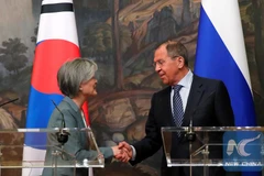 Ngoại trưởng Nga Sergei Lavrov với người đồng cấp Hàn Quốc Kang Kyung-wha. (Nguồn: THX)