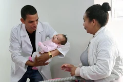 Bác sỹ Cuba chăm sóc một em nhỏ tại cơ sở y tế ở Alexania, bang Goias, Brazil. (Nguồn: AFP/TTXVN)