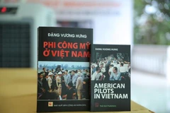 Cuốn sách "Phi công Mỹ ở Việt Nam" phiên bản tiếng Anh (American Pilots in Vietnam).