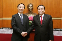 Bí thư Trung ương Đảng, Chủ tịch Ủy ban Trung ương Mặt trận Tổ quốc Việt Nam Trần Thanh Mẫn tiếp ông Vương Gia Thụy, Chủ tịch Quỹ Tống Khánh Linh. (Ảnh: Nguyễn Dân/TTXVN)