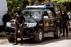 Lực lượng an ninh Ai Cập gác tại khu vực ngoại ô thủ đô Cairo. (Nguồn: AFP/TTXVN)