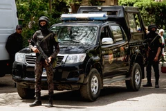 Lực lượng an ninh Ai Cập gác tại khu vực ngoại ô thủ đô Cairo. (Nguồn: AFP/TTXVN)