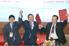 Chủ nhiệm Ủy ban Đối ngoại Quốc hội Việt Nam Nguyễn Văn Giàu (giữa), Chủ nhiệm Ủy ban Đối ngoại của Quốc hội Lào Eksavang Vongvichit (trái) và Chủ nhiệm Ủy ban Đối ngoại, Hợp tác quốc tế, Truyền thông và Thông tin Quốc hội Vương quốc Campuchia Chheang Vun