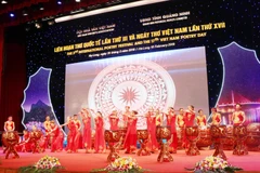 Chương trình trống hội khai mạc Đêm thơ. (Ảnh: Văn Đức/TTXVN)