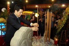 Lãnh đạo tỉnh Thái Bình và đông đảo quần chúng nhân dân làm lễ bái yết tại Khu di tích Quốc gia đặc biệt Đền thờ và lăng mộ các vị vua Trần. (Ảnh: Thế Duyệt/TTXVN)